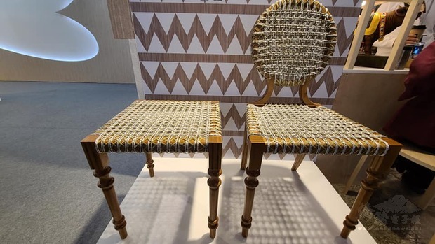 結合台灣竹藝與菲律賓編織設計巧思的椅子，展現台菲文化交流成果。