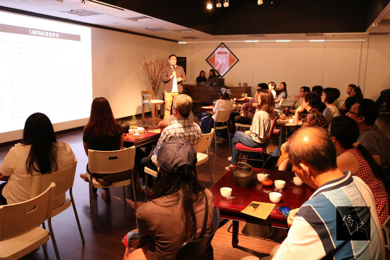 駐馬來西亞代表處21日舉辦「Tea Philo哲學茶席」系列講座，第二場邀請台灣Campobag希嘉文化執行長顏瑋志（站者）開講，分享創意市集的經驗。（中央社提供）