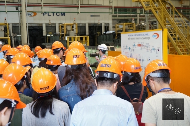 南台科技大學師生參觀中鋼住金廠房。（南台科技大學提供）