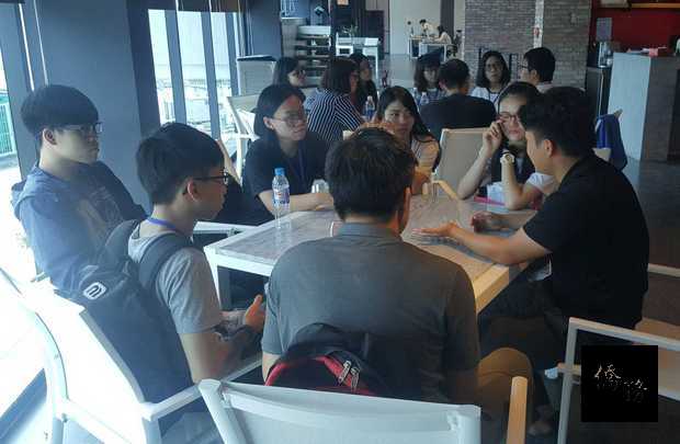 南台科技大學學生與昶勇實習生交流情形。（南台科技大學提供）