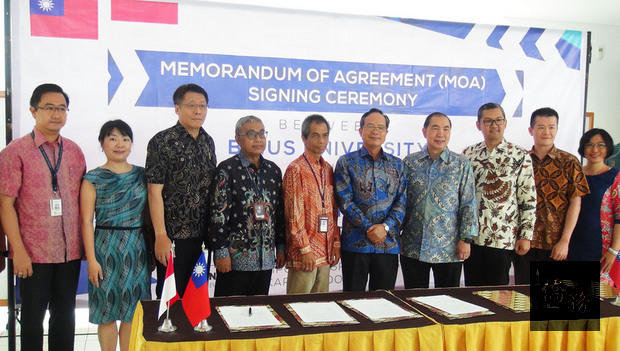 駐印尼代表處8日代表教育部與印尼建國大學簽署「同意備忘錄」，啟動台灣研究中心。（中央社提供）