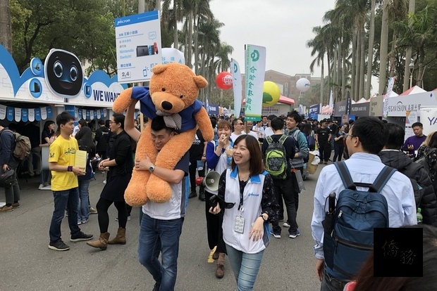 台灣大學3日舉辦2018校園徵才博覽會，共吸引253家企業，提供超過2萬個職缺。(中央社提供)
