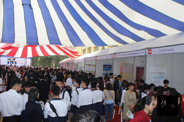 由河內台灣教育中心舉辦的「2018年台灣高等教育展」16日上午在越南河內市舉行，吸引大批當地學生踴躍參加。(中央社提供)