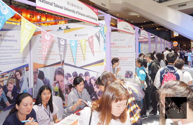 泰國台灣高等教育展今天登場，吸引許多泰國學子前來參觀，並詢問相關課程及生活適應問題。（中央社提供）