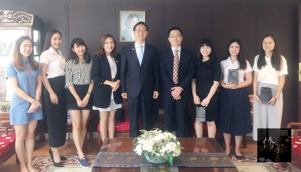 駐泰國代表處甄選出7名青年大使，將協助宣傳推廣台灣形象展中的展出內容。圖為駐泰代表童振源（中）與7名青年大使合影。（中央社提供）