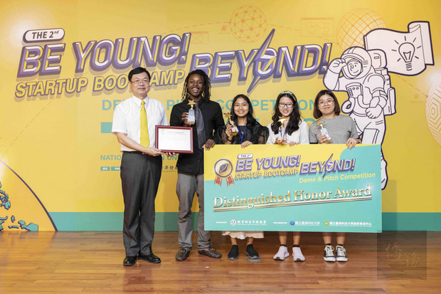 為吸引外國學生來台創業，教育部青年發展署委託台灣科技大學辦理「第2屆超越世代新創暑期營隊」，安排學員進行創業計畫簡報競賽，由提出嘻哈音樂學英文的隊伍獲得最大獎。（台科大提供）