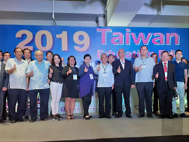 2019年菲律賓台灣高等教育展10日在馬尼拉登場，共有32所台灣大學校院參展，首日吸引超過500名當地民眾到場了解。