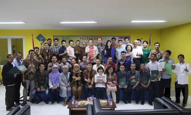 福爾摩沙技術中心19日完成今年第一期機械加工教師培訓，25名印尼高職教師將成為種子教師，將操作電腦數值加工工具機的知識傳授給學生。（中央社提供）