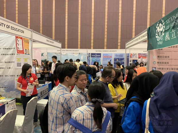 台灣高等教育展28日在雅加達舉行，中華民國駐印尼代表處指出，教育展吸引印尼高中及大學師生及家長約2千人參加，現場人潮不斷。（駐印尼代表處提供）