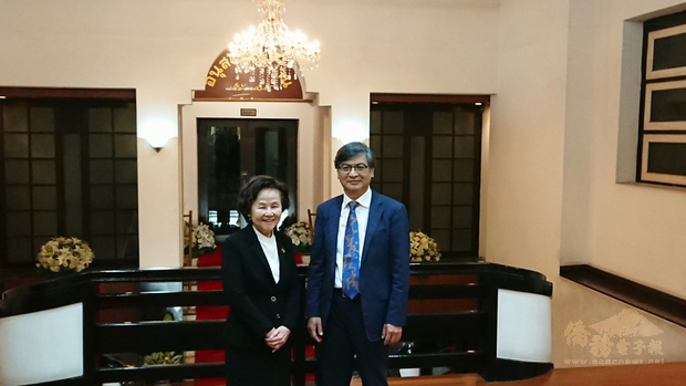 國立政治大學校長郭明政（右）與泰國法政大學校長吉喜妮（Gesinee Witoonchart）（左）會面，雙方洽談學術合作，兩校也達成共識，成為策略夥伴。（政大提供）