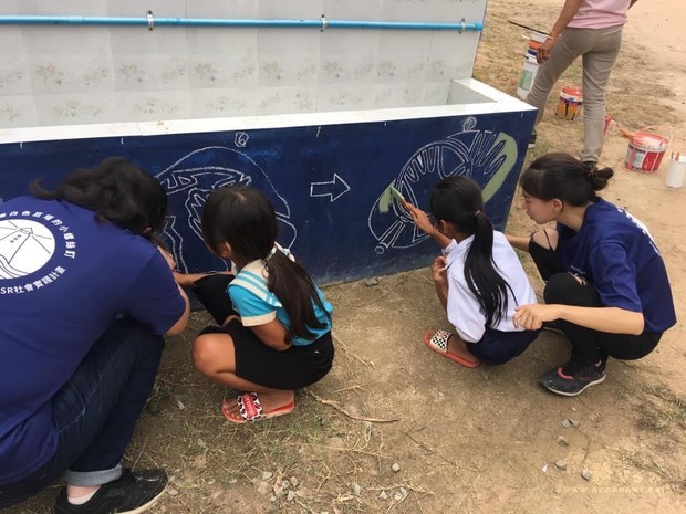 文藻外語大學國際志工共創就醫無障礙團隊過去在柬埔寨進行洗手臺計畫，讓小朋友繪製洗手正確五步驟圖案。