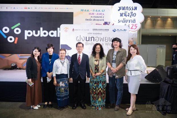 作家瑞瓦(右二)、泰國文化顧問兼國家藝術家Chamaiporn女士（左三）以及駐泰大使李應元（中）出席當日分享會活動合影。