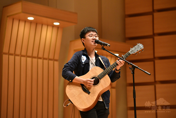 黃崇理在決賽演唱鄧麗君經典曲目《你怎麼說》。