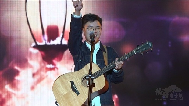 黃崇理受邀在國慶晚會上演唱鄧麗君的《你怎麼說》。