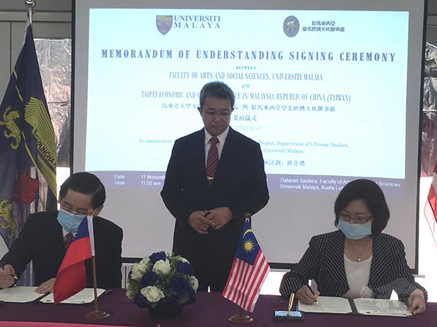駐馬來西亞代表洪慧珠（右）與馬來亞大學簽署台灣在大馬的第一個「台灣講座計畫合作備忘錄」，盼透過人才培育及資源共享，與馬來西亞有更緊密連結。（駐馬來西亞台北經濟文化辦事處提供）