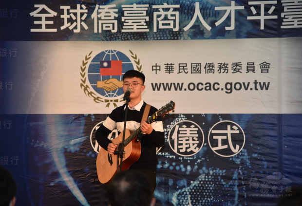 活動邀請「109年鄧麗君金曲歌唱比賽」第一名馬來西亞僑生黃崇理到場表演，場面熱絡