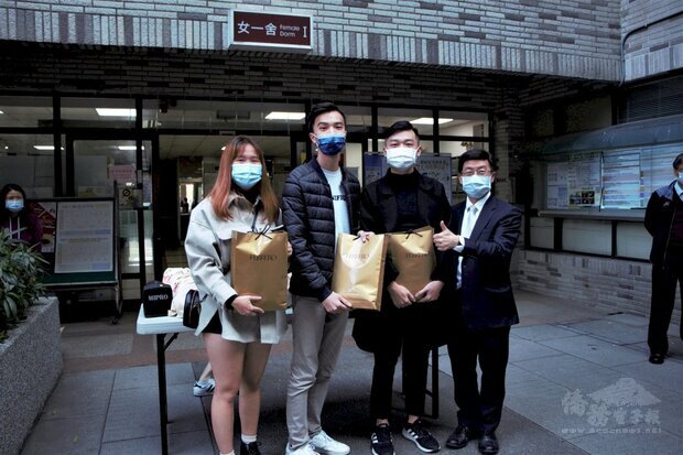 元智大學送給每個境外生新春福袋。(元智大學提供)