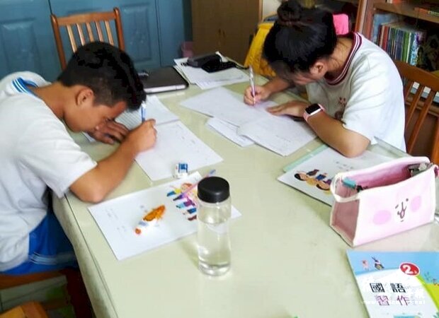 越南新二代姊弟藉由跨國銜轉學生教育服務系統，努力學華語。(教育部提供)