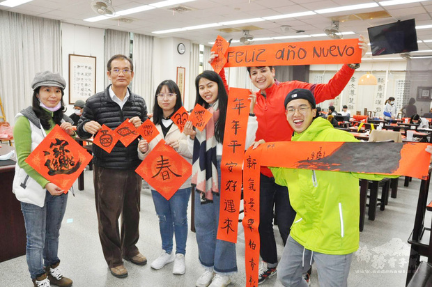 明道大學外籍生開心寫春聯。(明道大學提供)