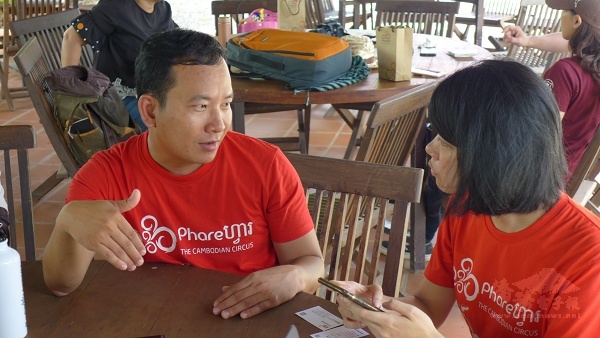 許茜雯(右)認為，法爾社會企業執行長林國民(左)是位好老闆，值得跟隨。