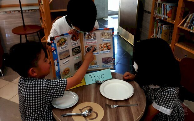 新北市北新國小學生透過點餐方式，學習菲律賓語。(新北市教育局提供)