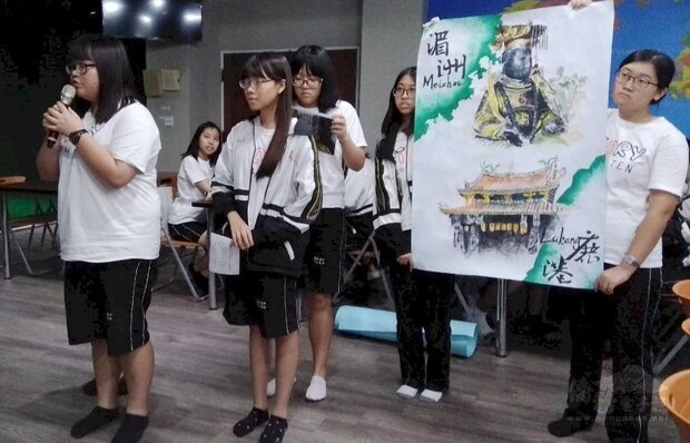 員林高中學生透過視訊介紹台灣的媽祖信仰。