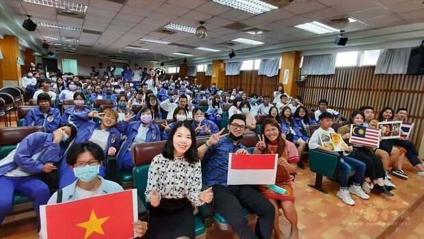 明道大學外籍生到二林工商分享東南亞文化。(明道大學提供)