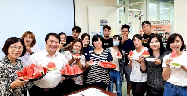 明道大學國際生請輔導老師們吃西瓜。(明道大學提供)